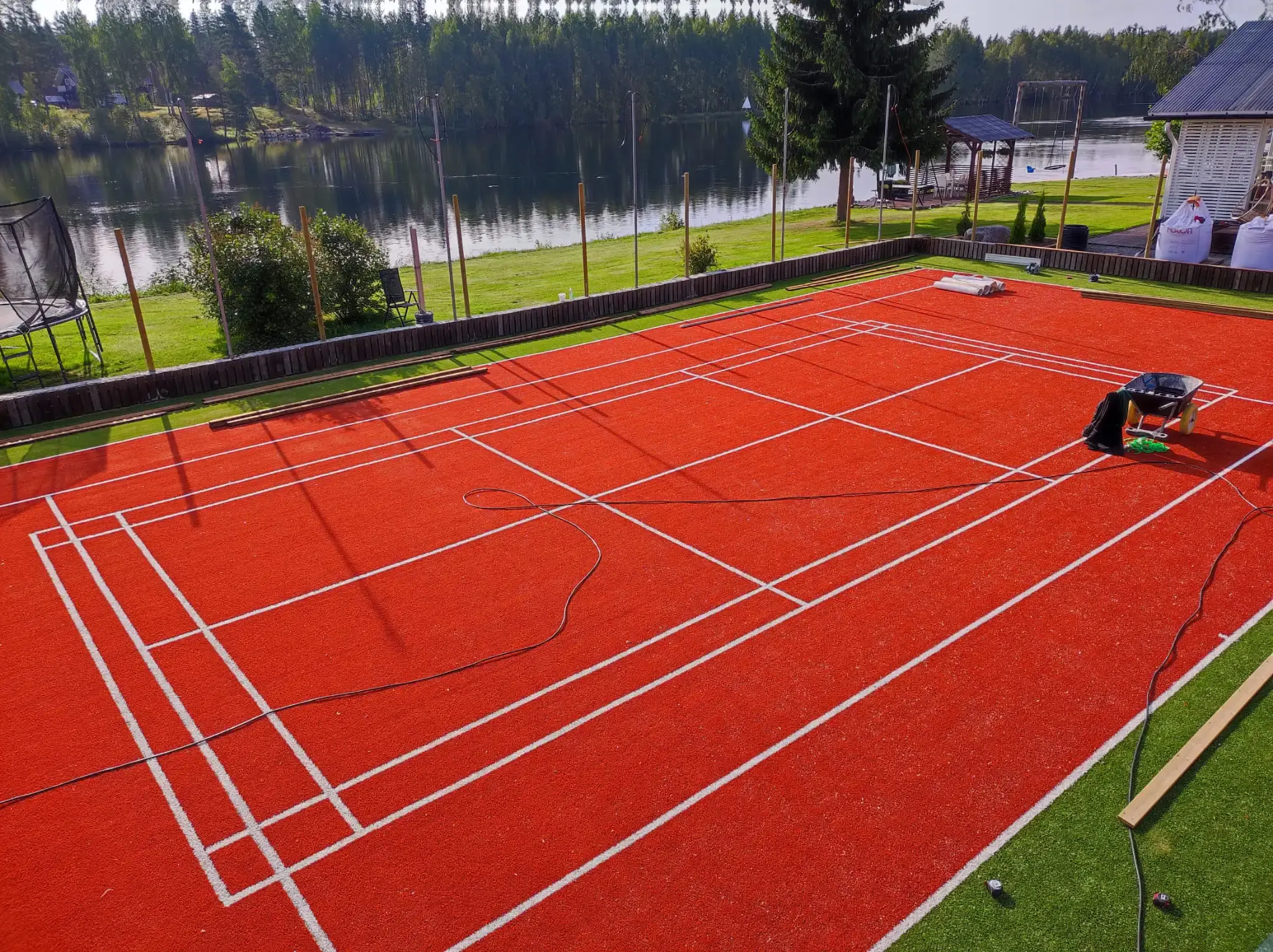 Monitoimitekonurmikenttä asennettuna