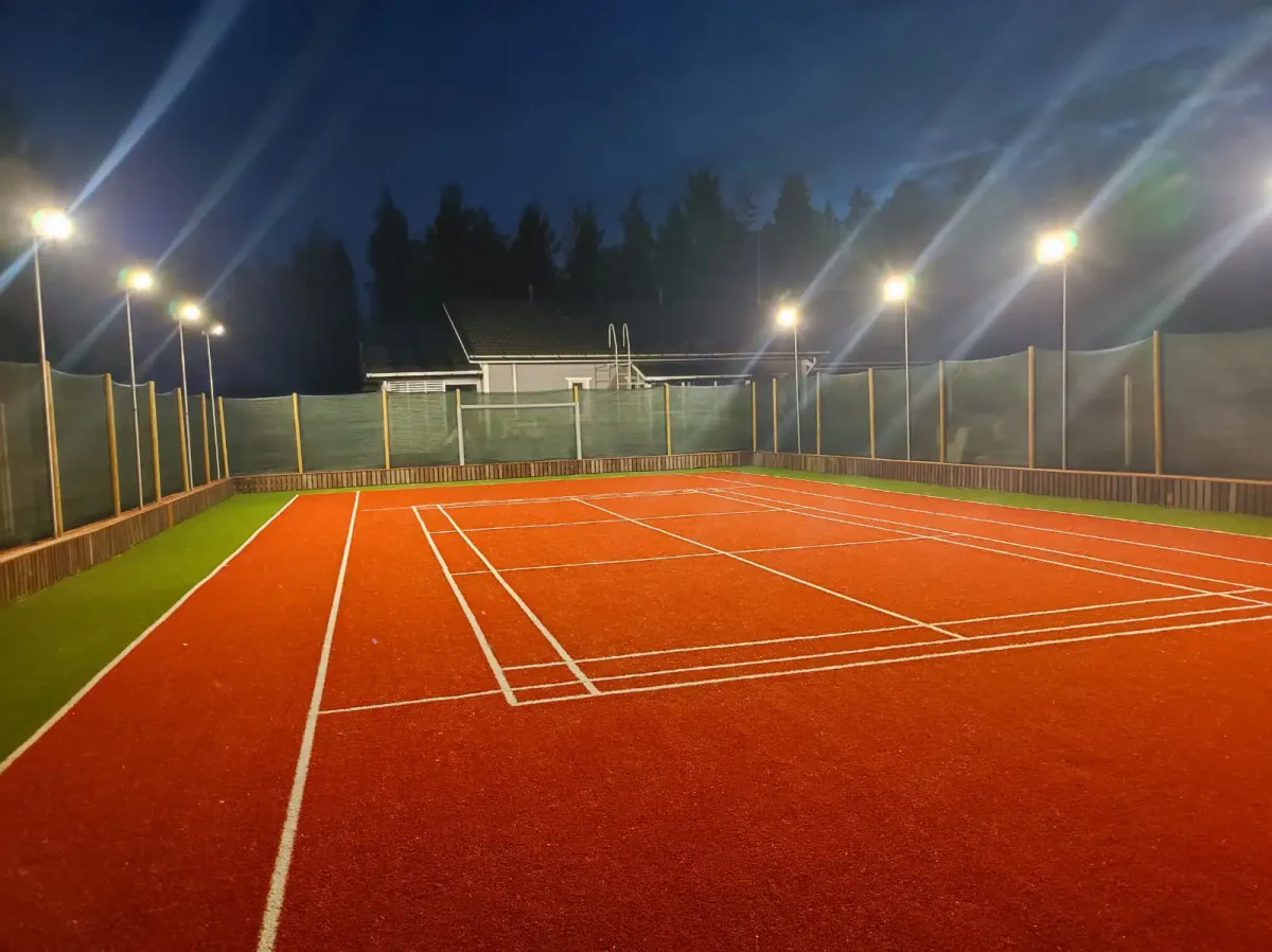 Monitoimikenttä ja leikkialue