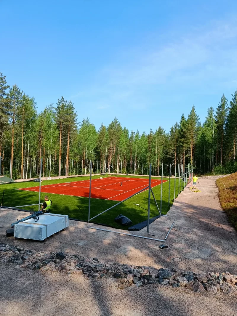 Tenniskentän tekonurmen huoltoa ja asennusta