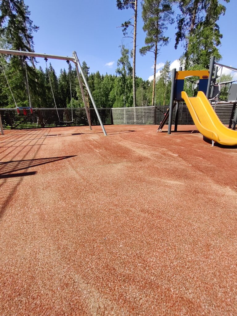 hiekkatekonurmi leikkipaikalla