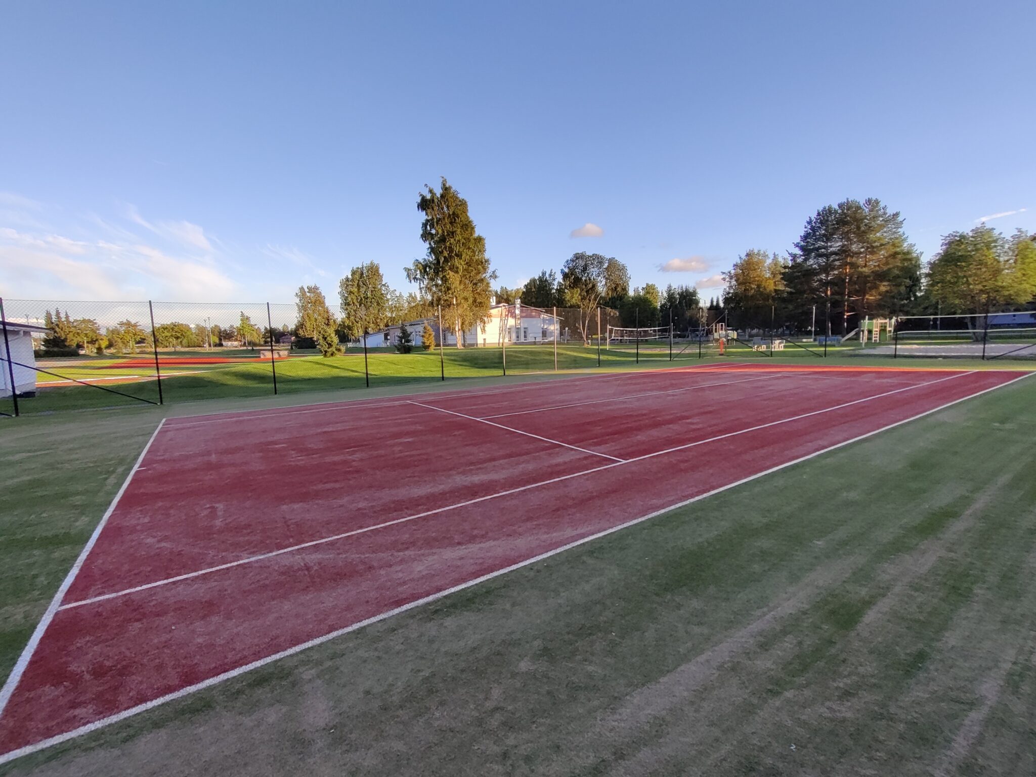 Tekonurmi tennis enttä
